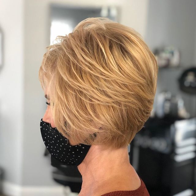 La coupe à étages pour les cheveux fins