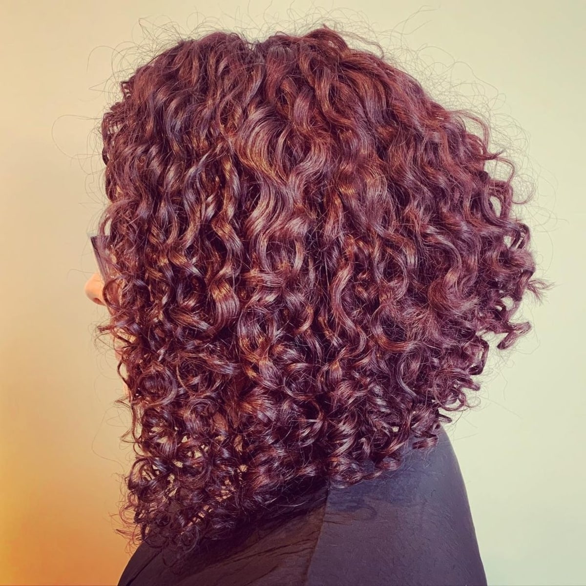 Bob inversé mi-longueur pour cheveux bouclés