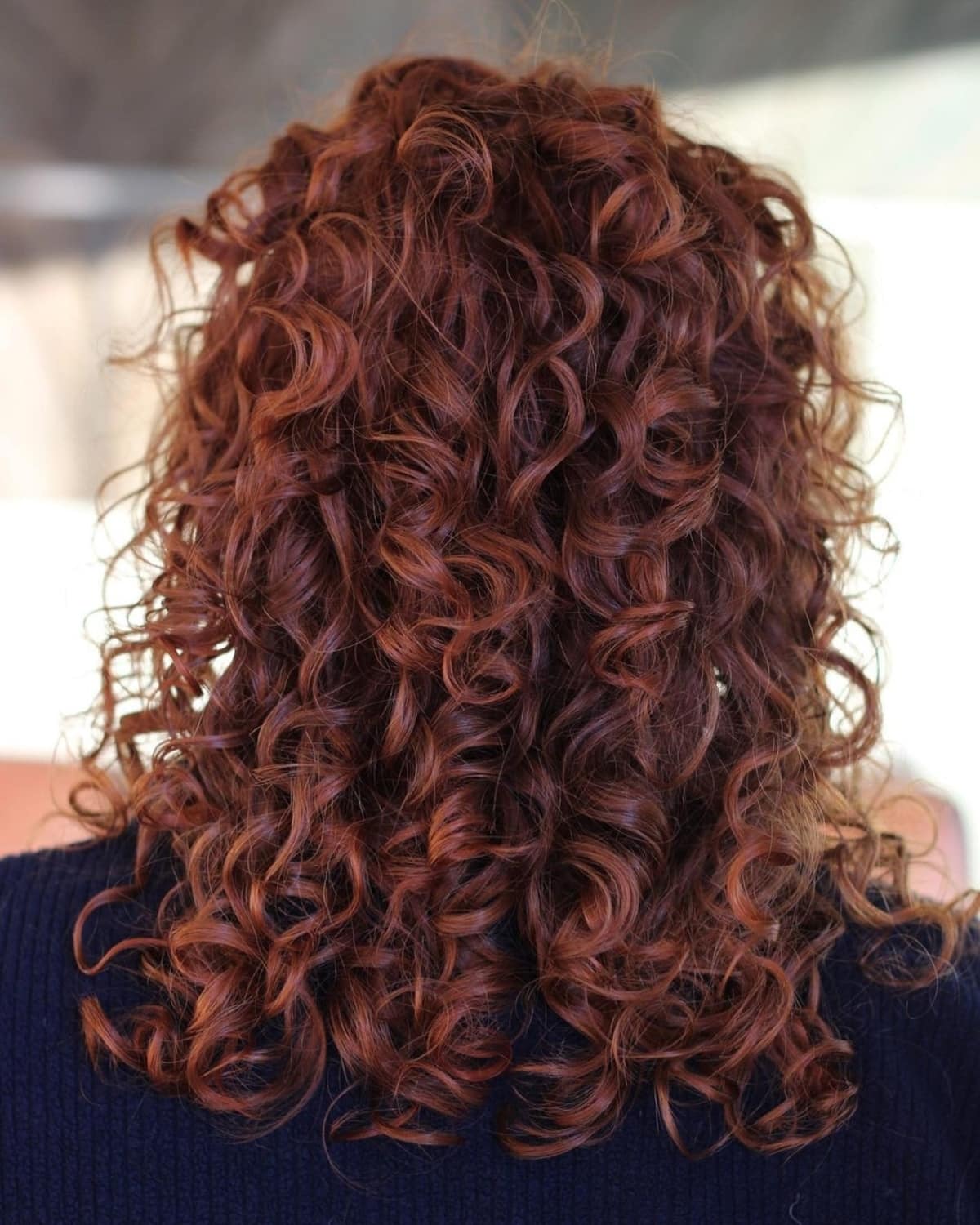 Cheveux roux frisés mi-longs à longs