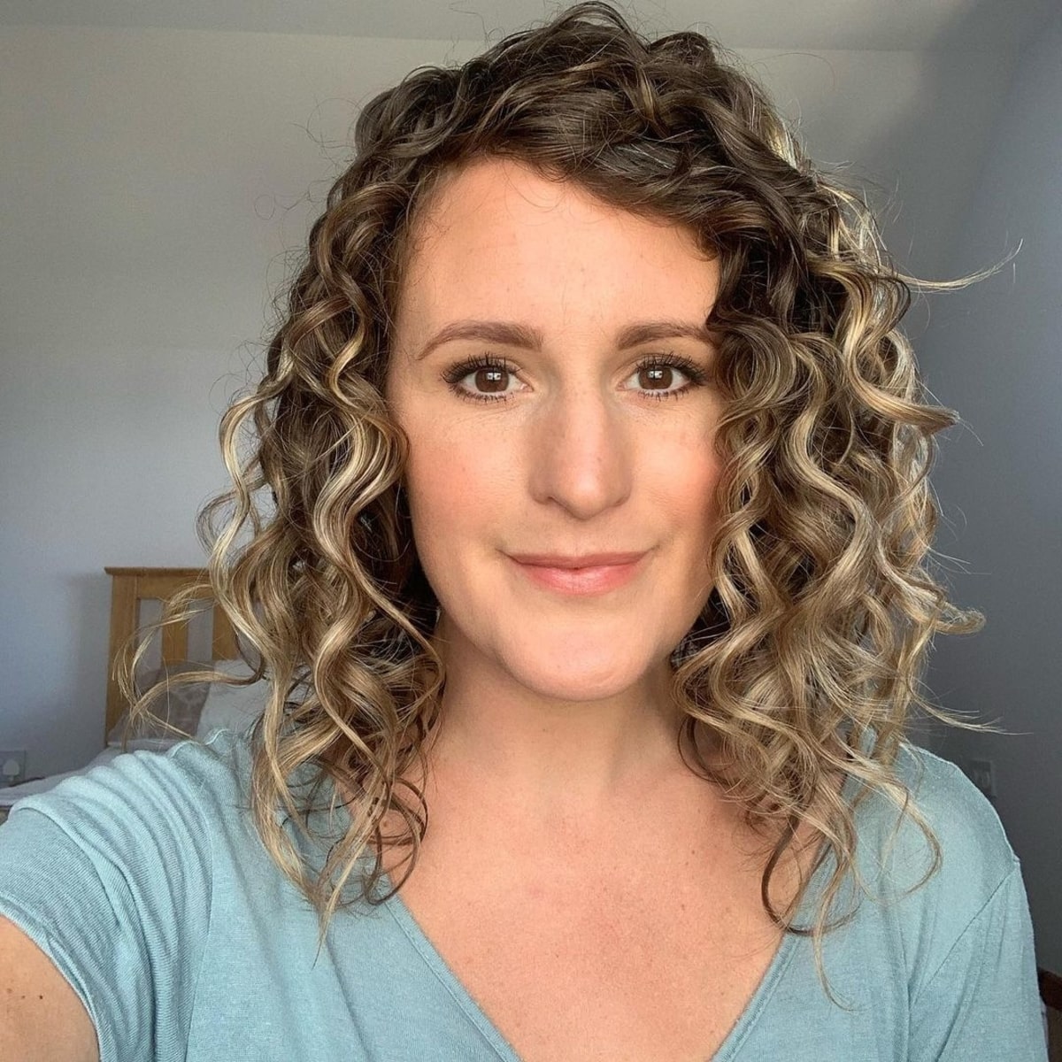 Balayage ombre sur des boucles mi-longues.