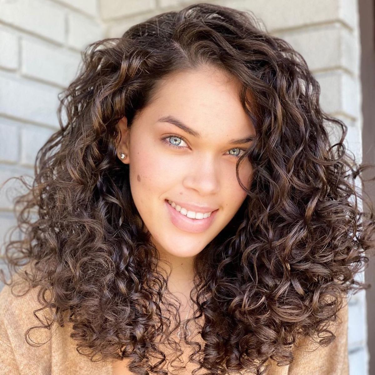 Style de cheveux bouclés mi-longs brun foncé