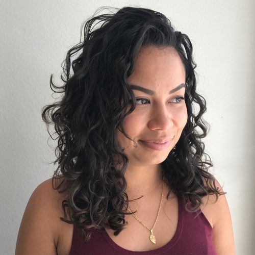 Idée pour les cheveux bouclés en couches moyennes