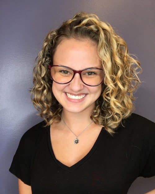 Boucles blondes dégradées sur un lob
