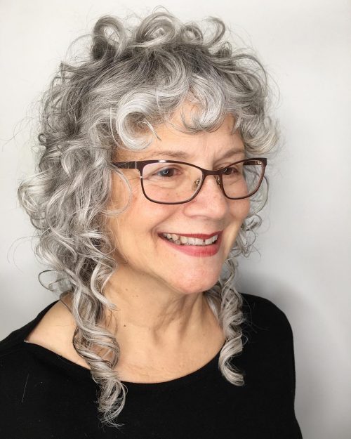 Boucles de longueur claviculaire pour les femmes de plus de 60 ans