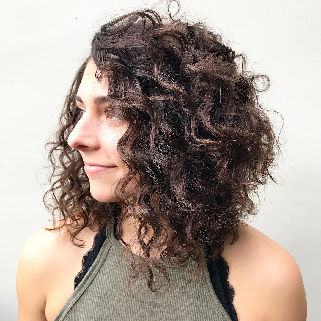 cheveux bouclés mi-courts