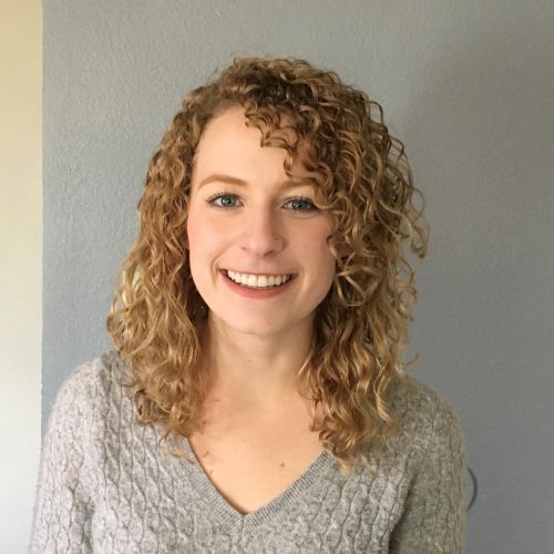 Cheveux bouclés longueur épaule avec franges latérales