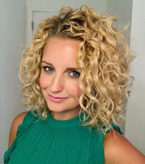 cheveux blonds bouclés naturels moyens