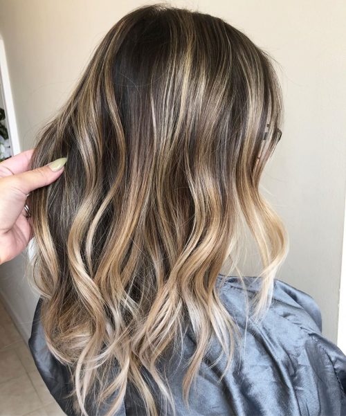 Blond cendré sur cheveux châtain foncé