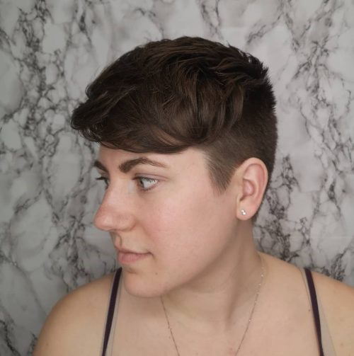Coupe de cheveux androgyne pour visages carrés