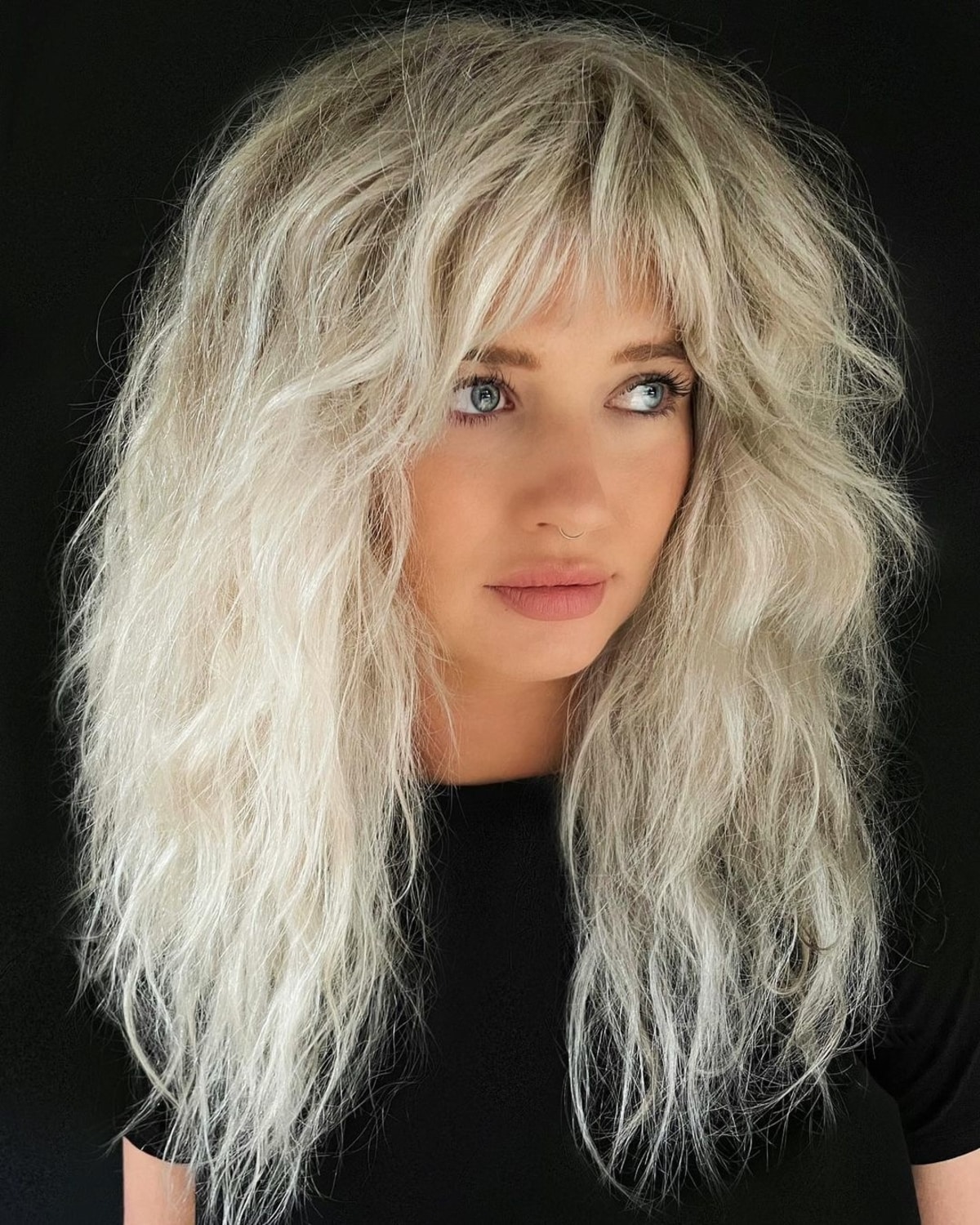 Coupe rasoir pour cheveux longs blonds avec frange