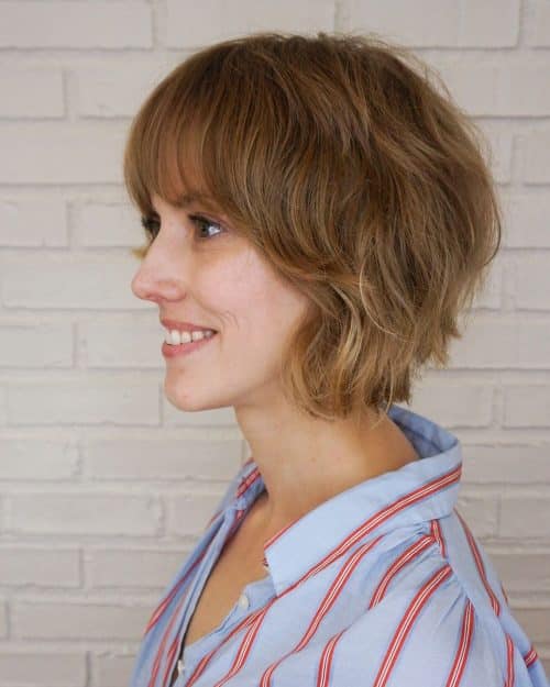 Mignonne coupe de cheveux courts au rasoir.