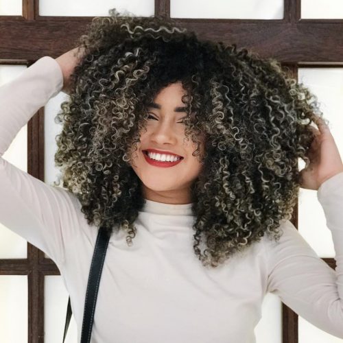 Du noir à l'argent sur des cheveux bouclés et frisés.