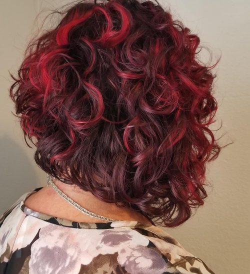 Ombre rouge foncé à clair sur cheveux courts et bouclés