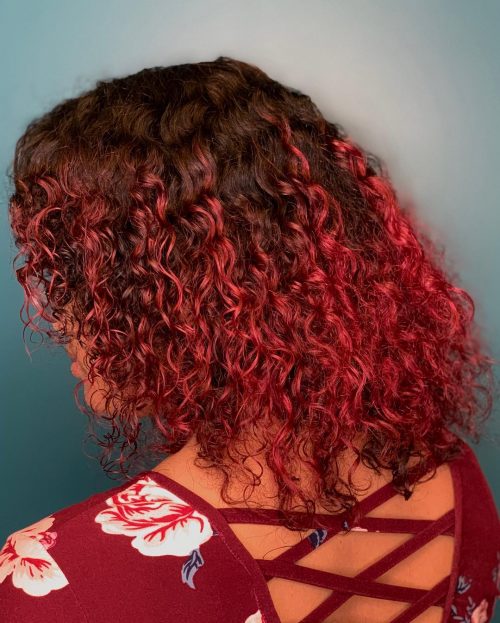 Cheveux bouclés avec ombre bourgogne