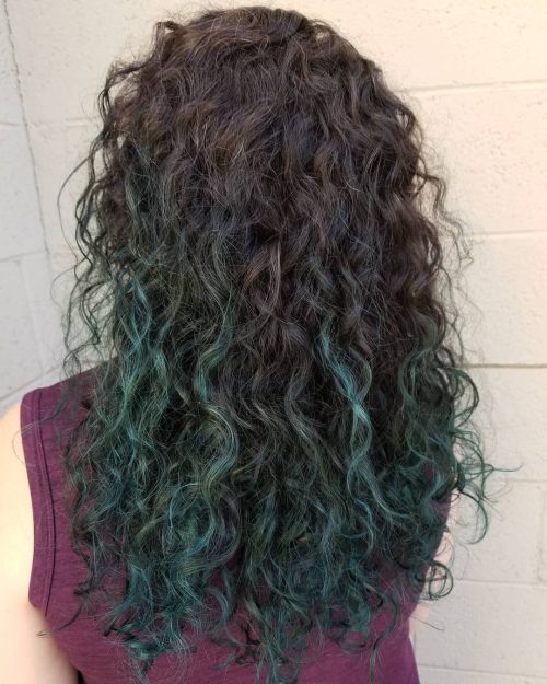 Cheveux bouclés turquoise ombre