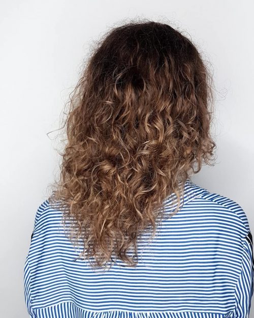 Brun foncé à caramel sur cheveux naturellement bouclés