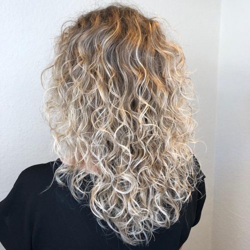 Blond foncé à blond clair sur cheveux longs et bouclés