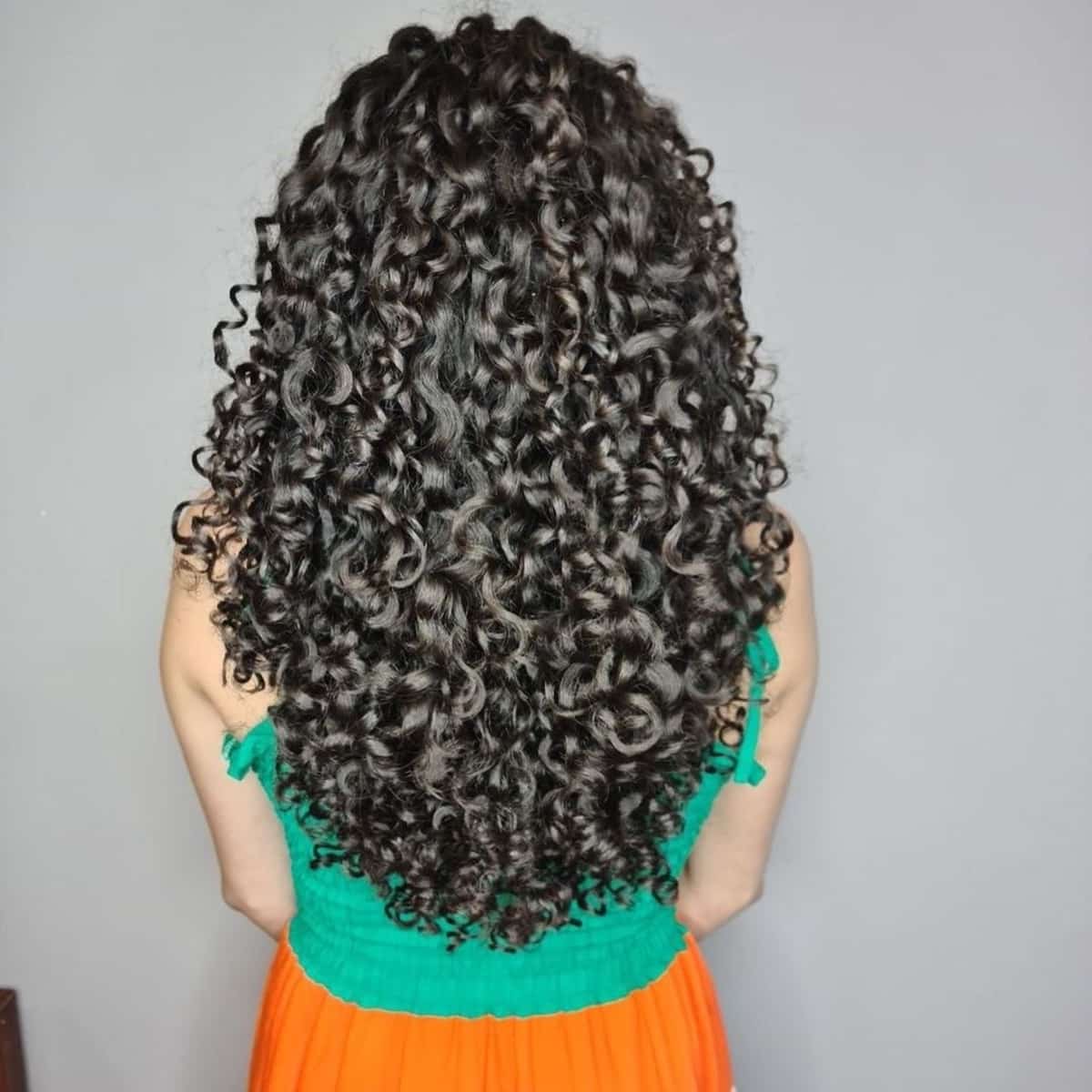 Coupe de cheveux en V avec plumes pour cheveux bouclés