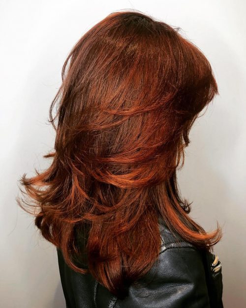 Coiffure plumeuse désordonnée