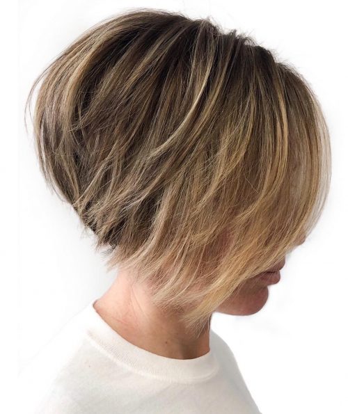 Cheveux courts dégradés en plumes sur une coupe de cheveux de type Bob