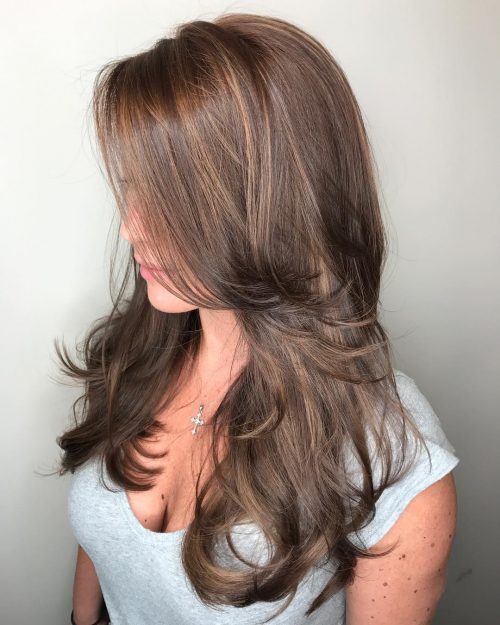 Plumes naturelles et couches volumineuses pour cheveux longs