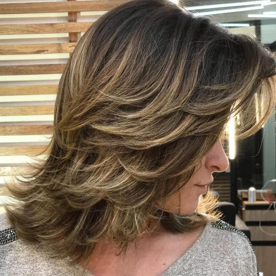 Cheveux mi-longs avec des pointes en plumes