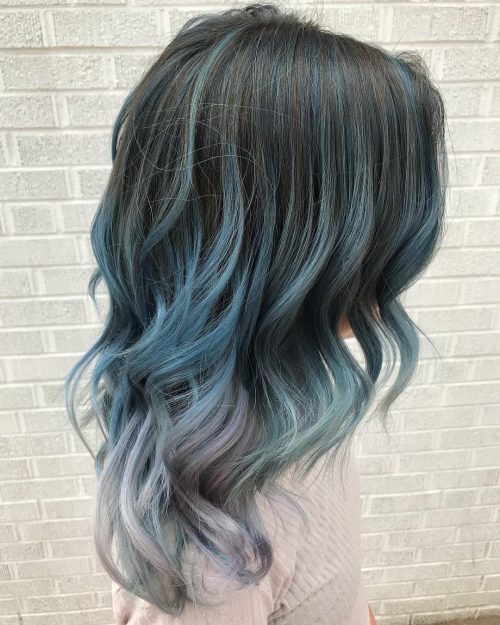 Bleu pastel avec des racines foncées