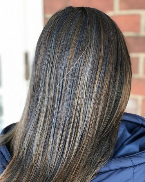 Mèches bleues sur cheveux bruns