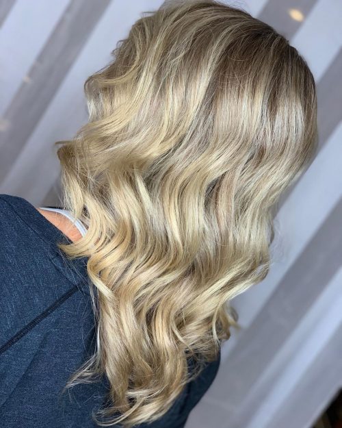 Cheveux mi-longs ondulés coupés en V