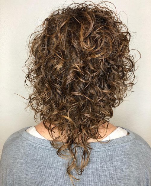 Cheveux bouclés de longueur moyenne avec coupe en V