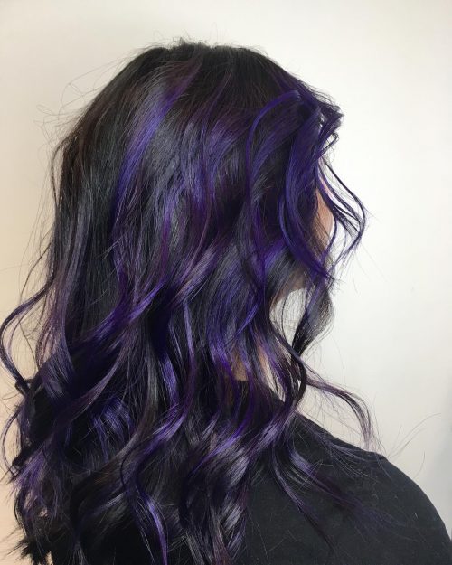 Mèches de cheveux violettes
