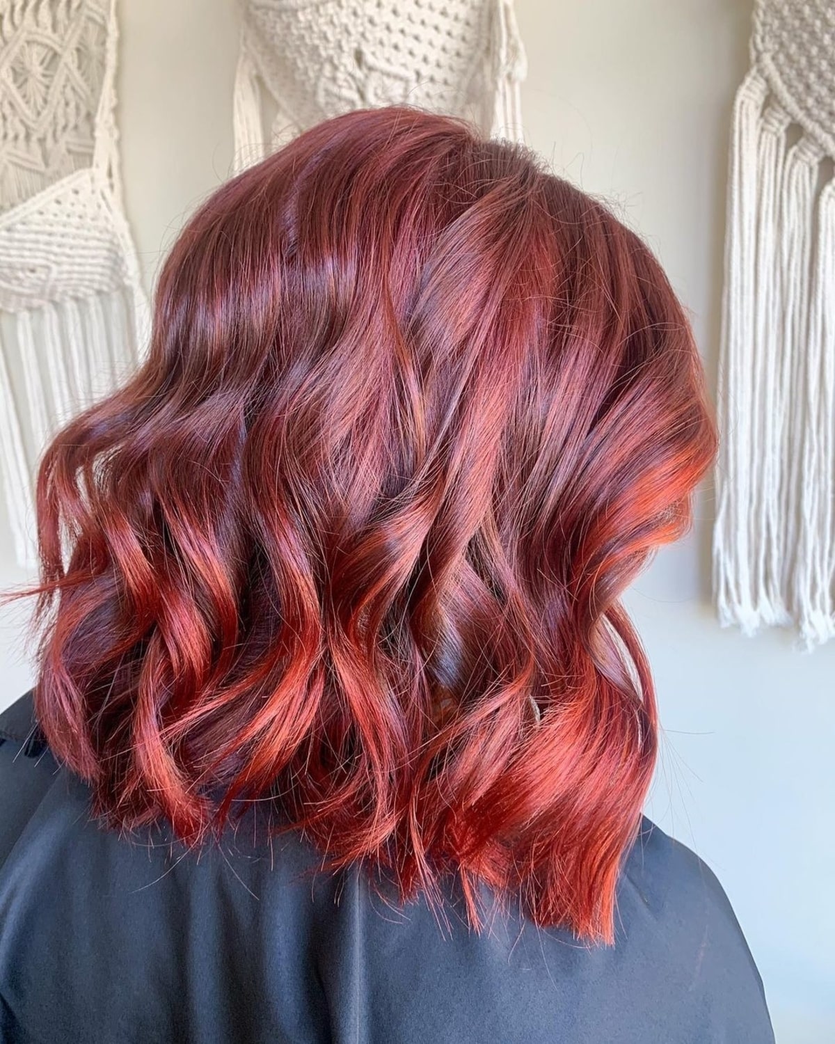 Cheveux roux foncé et brillant
