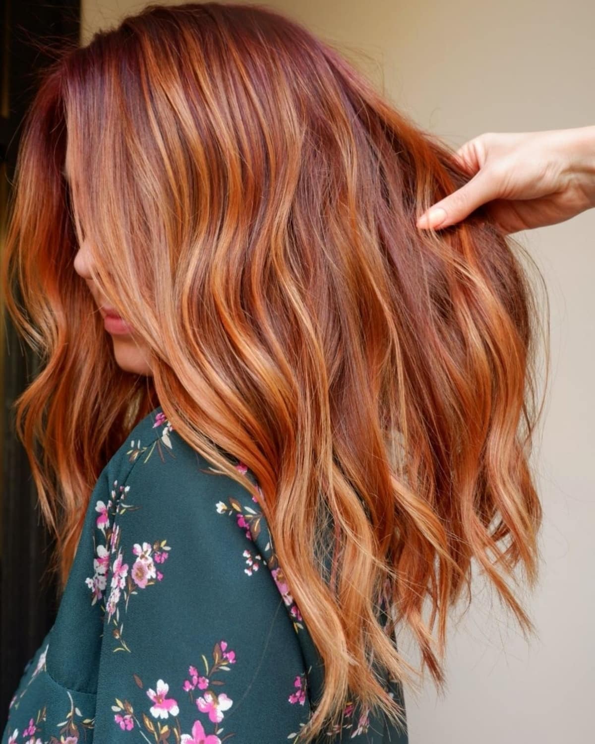Traînées rouges sur cheveux blond-fraise