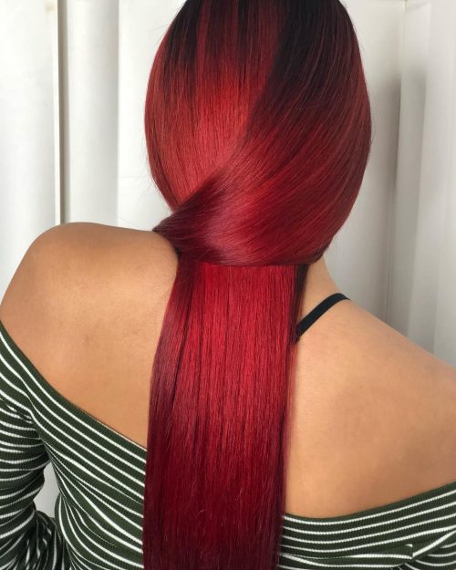 Idée de couleur de cheveux rouge rubis vif