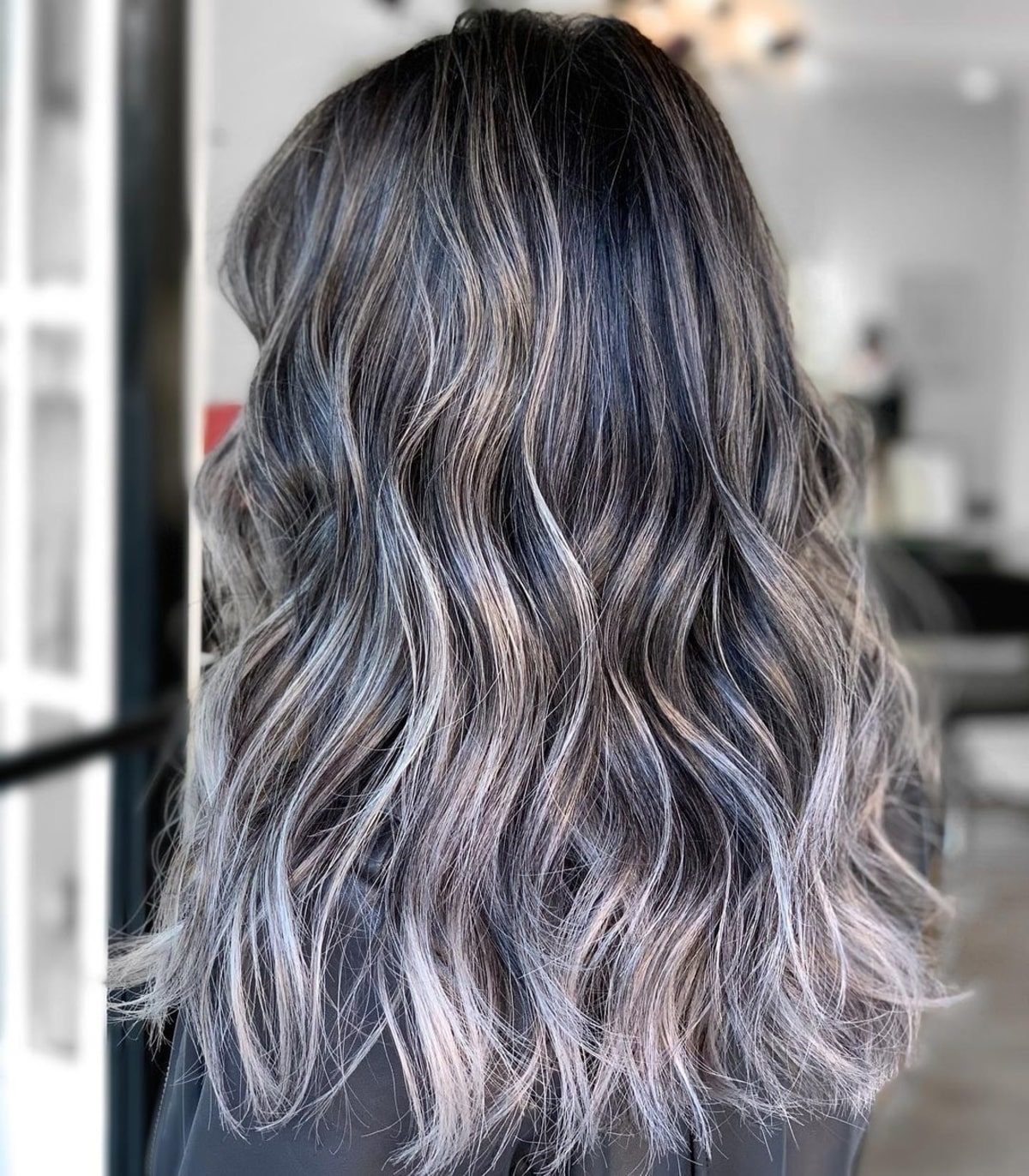 Cheveux foncés avec des mèches argentées