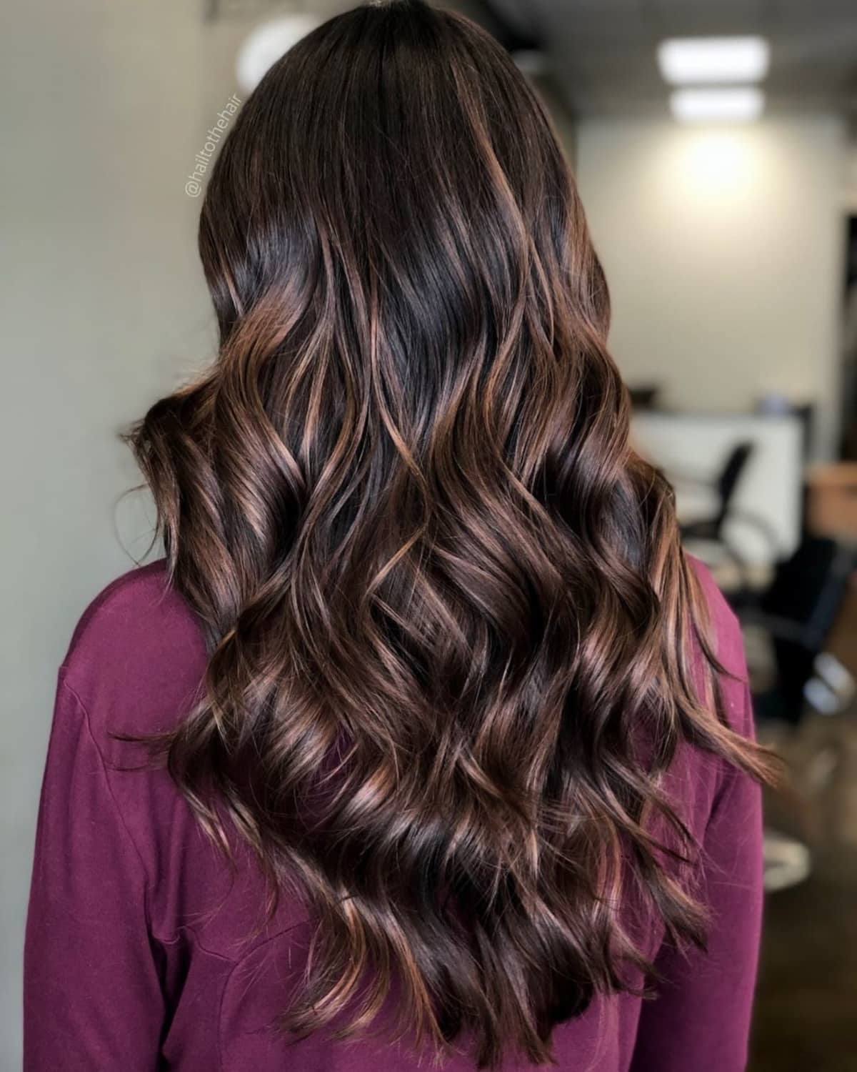 Cheveux bruns foncés avec des mèches