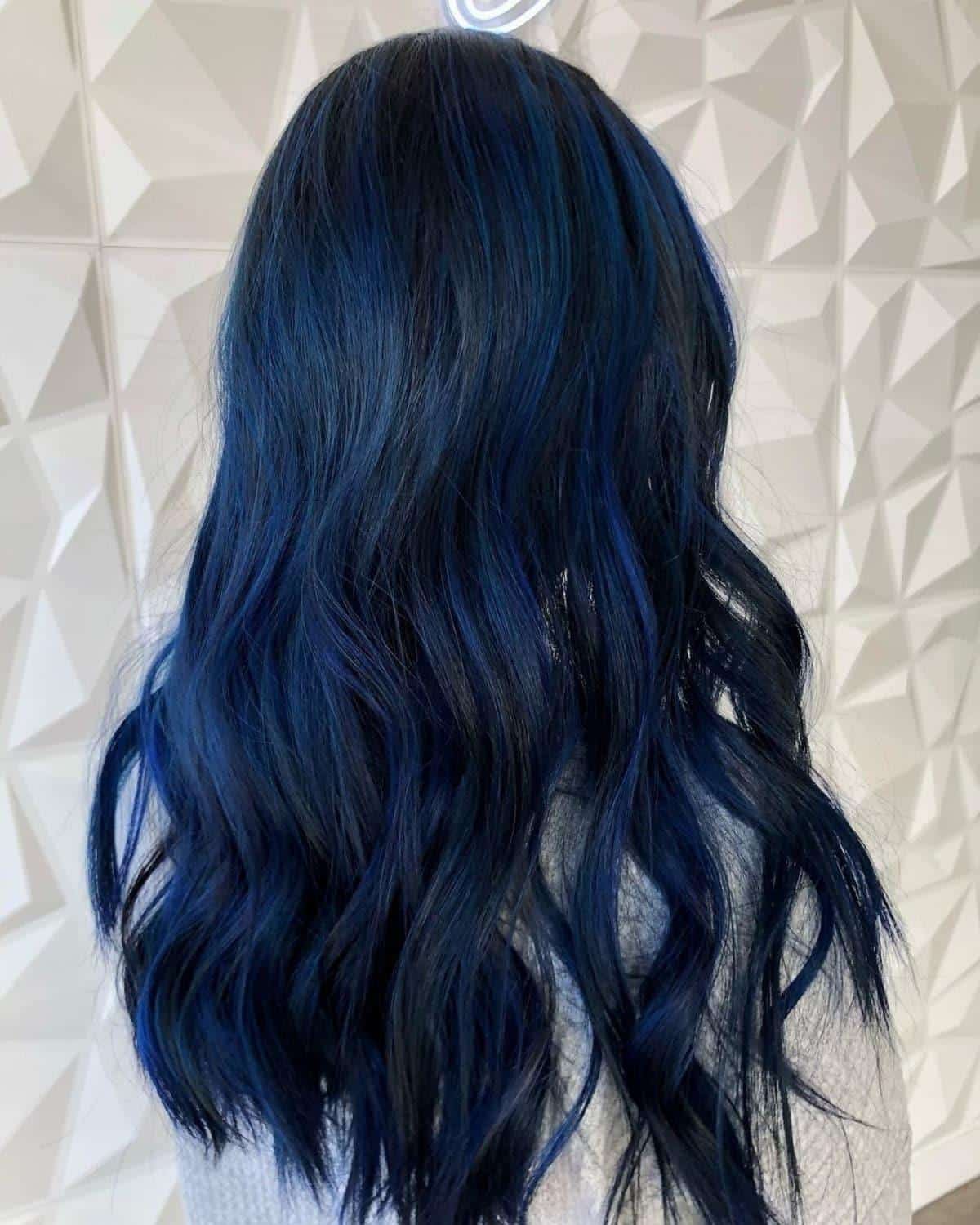 Mèches bleues sur cheveux foncés