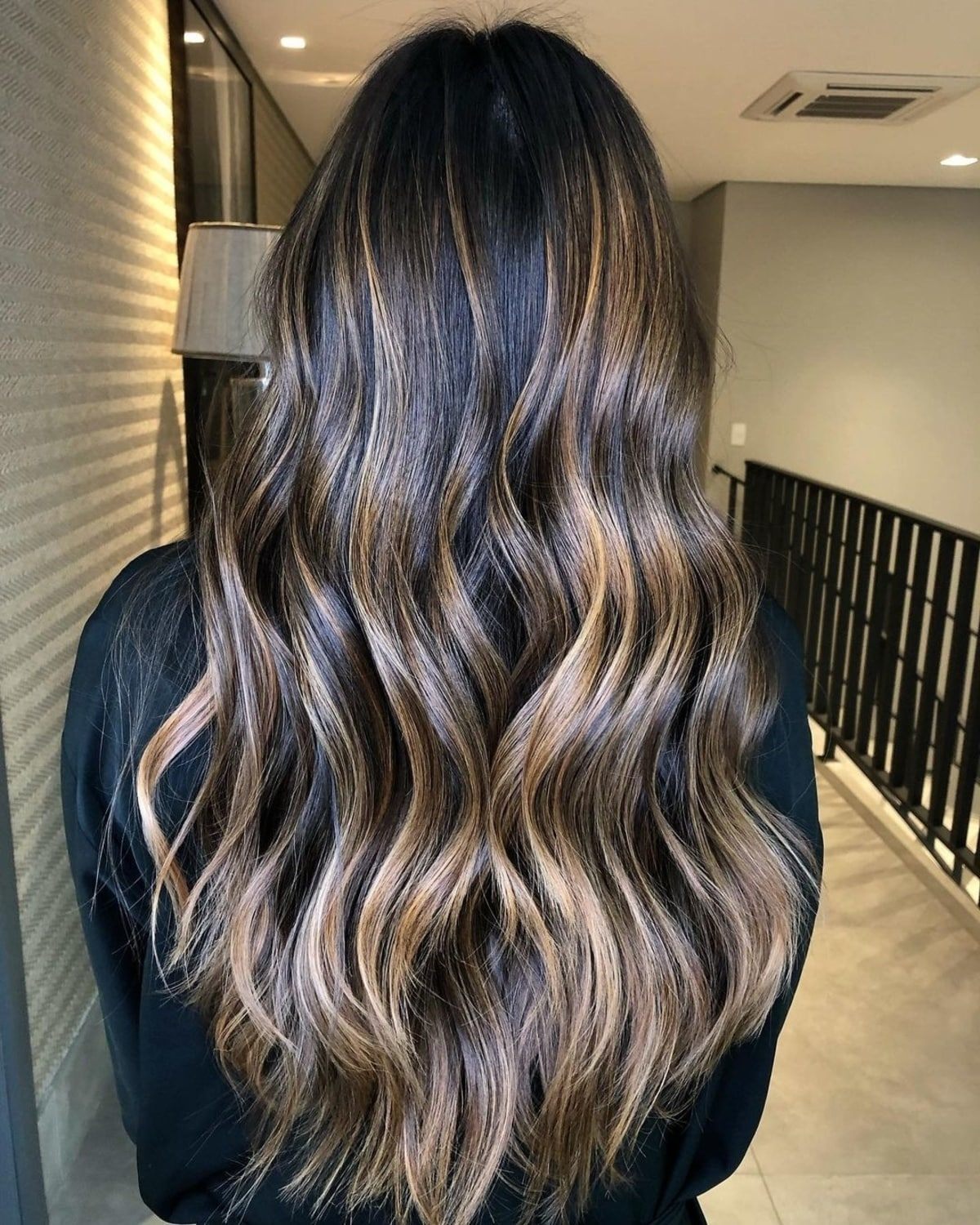 Cheveux noirs avec mèches