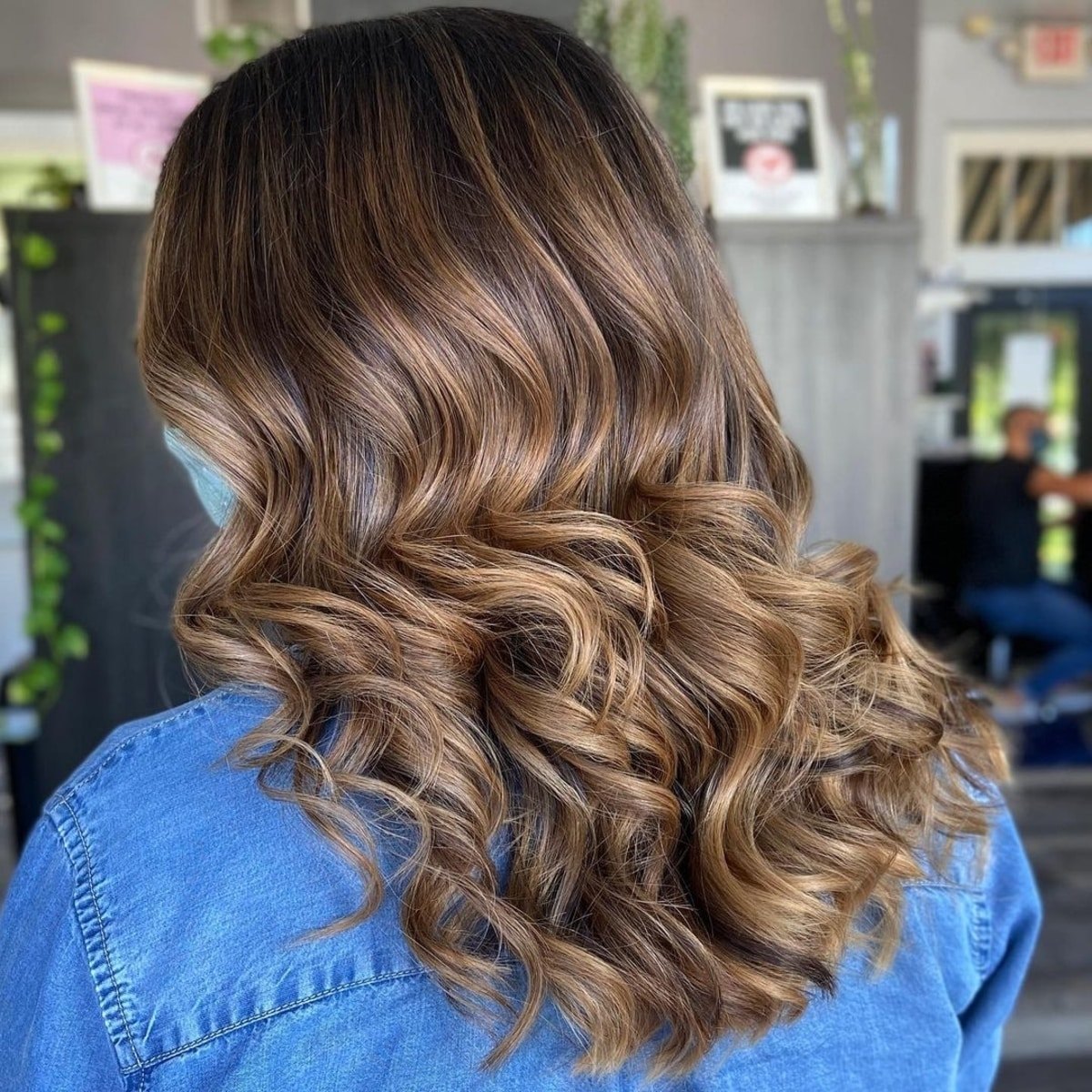 Mèches blond miel pour cheveux foncés