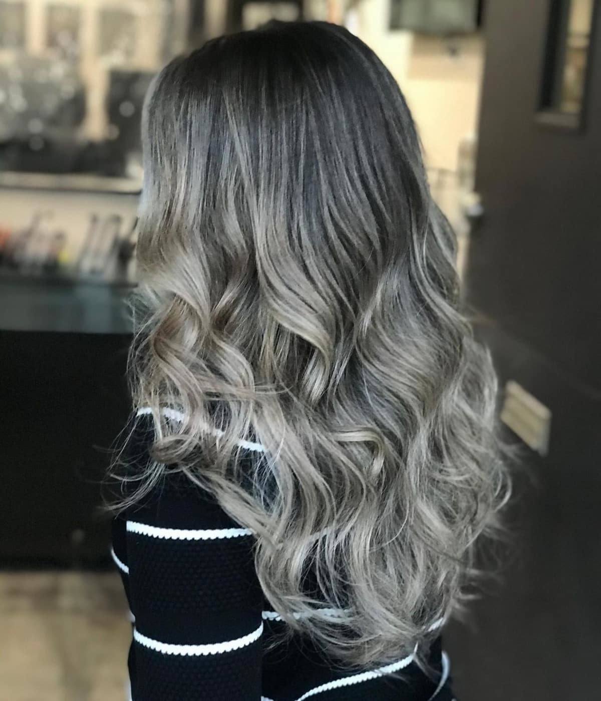 Mèches platine sur cheveux foncés