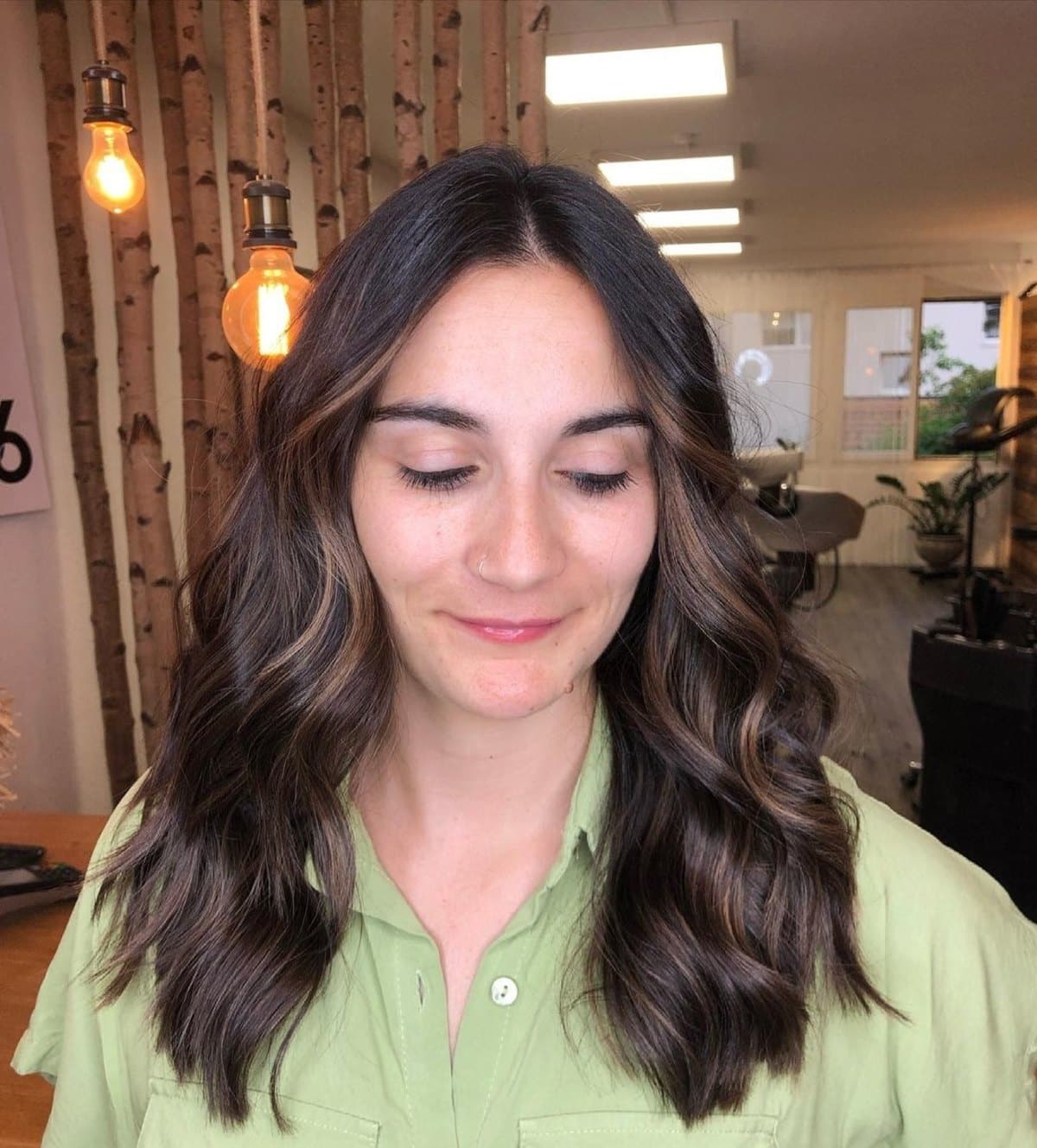 Cheveux foncés avec mèches partielles sur cheveux mi-longs