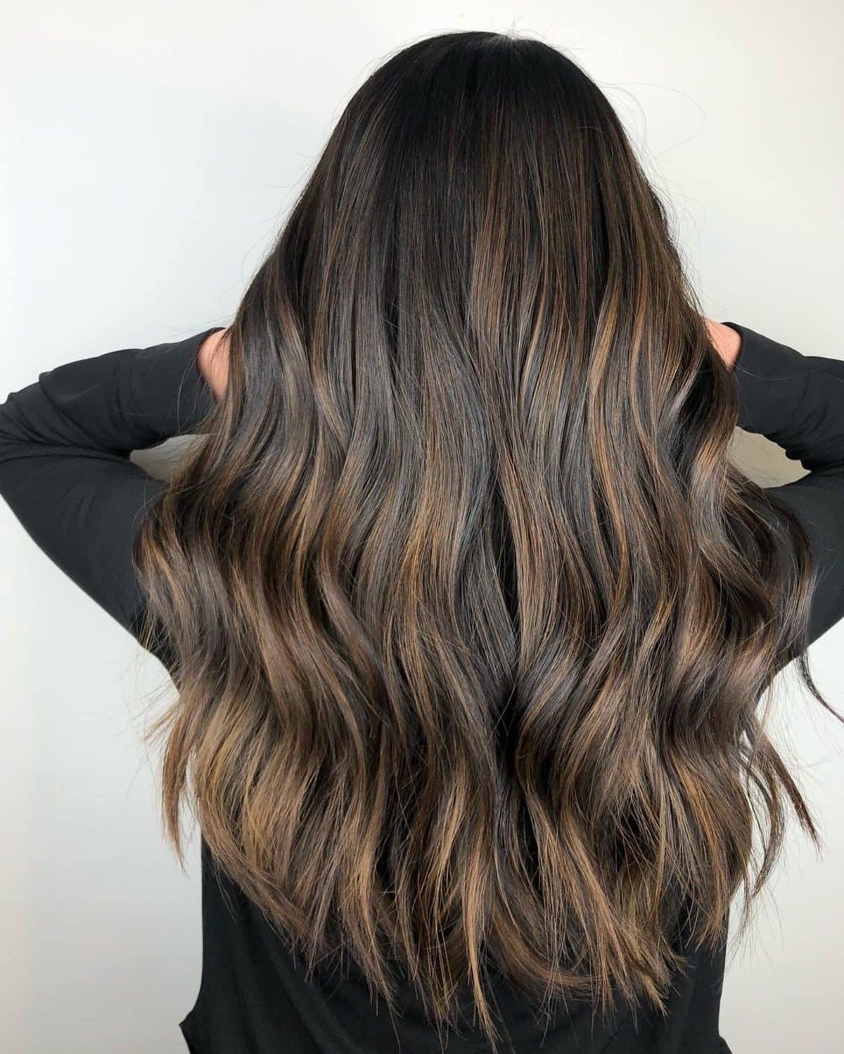 Cheveux foncés avec des reflets marron clair
