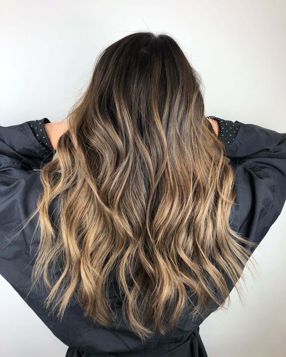Cheveux foncés avec des mèches blondes