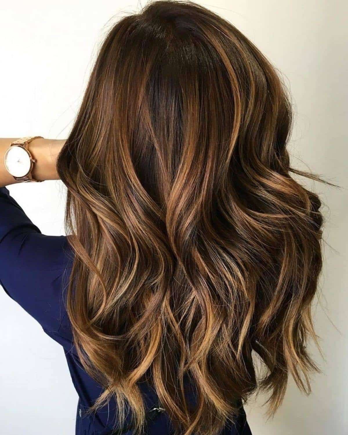 Cheveux foncés naturels avec des mèches caramel