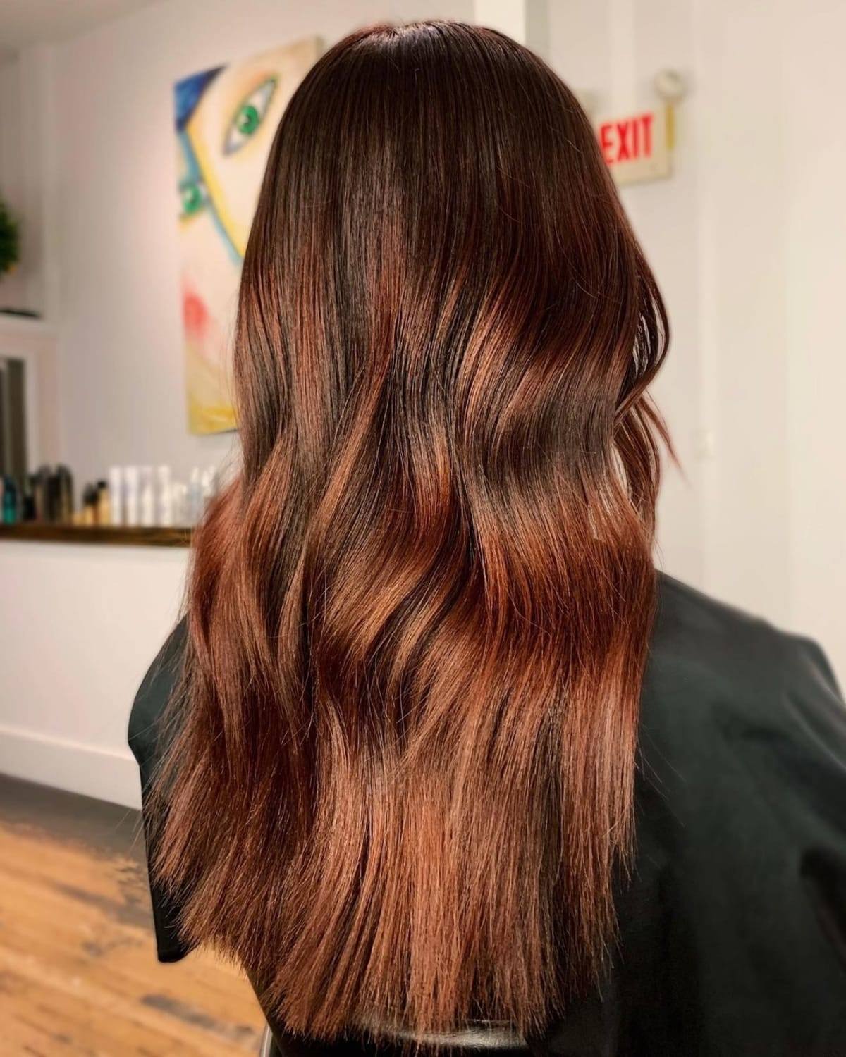 Cheveux foncés avec des reflets auburn