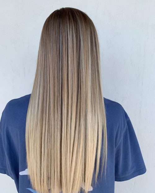 Mèches blondes balayage sur cheveux droits