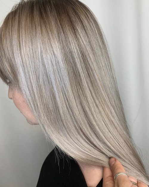 Cheveux lisses avec un balayage blond champagne