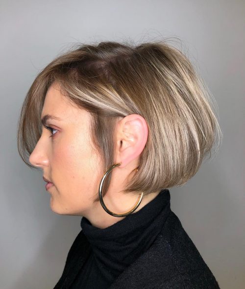 Balayage blond miel sur cheveux courts et raides