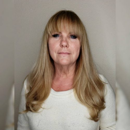 Superbe coiffure longue pour les femmes plus âgées