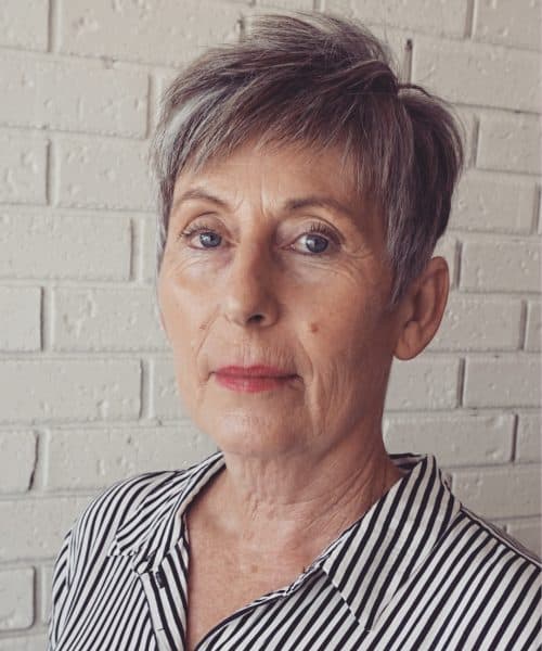 Coupe de cheveux gris pour les femmes plus âgées.